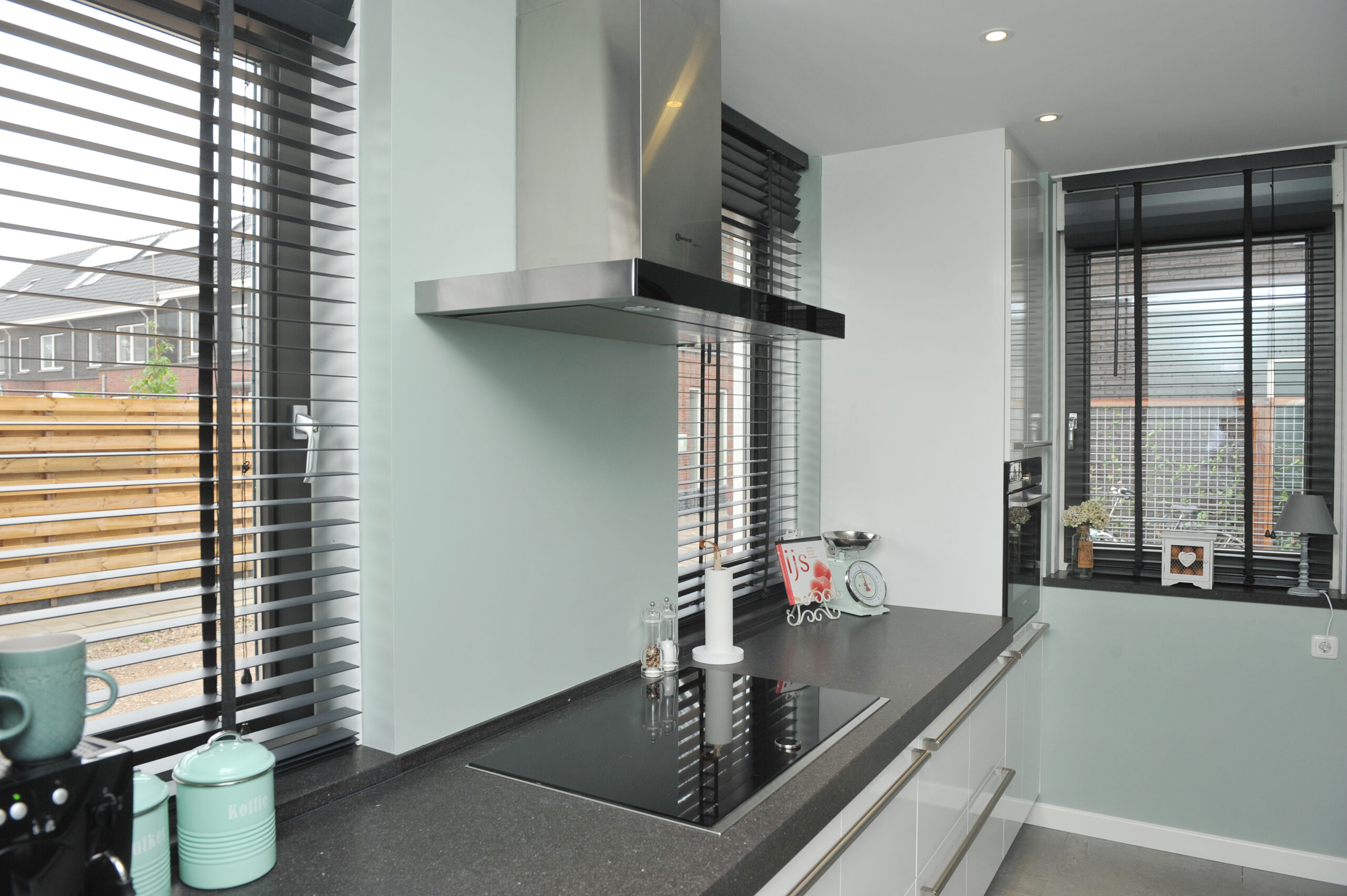 Keuken met eiland wit hoogglans strijklak 2 uitgelichte afbeelding