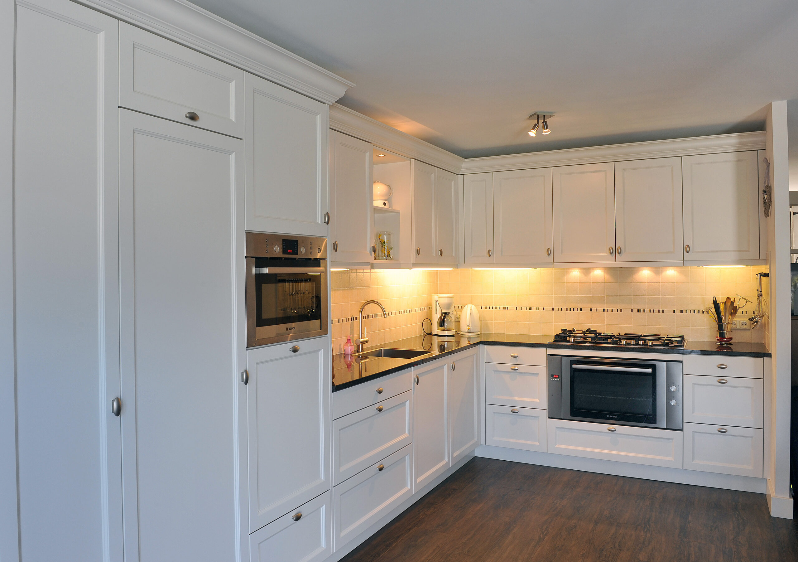 Tekton keuken met paneeldeuren en kroonlijst 1 uitgelichte afbeelding